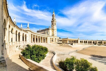 From Lisbon: Small group day tour to Fátima, Nazaré & Óbidos