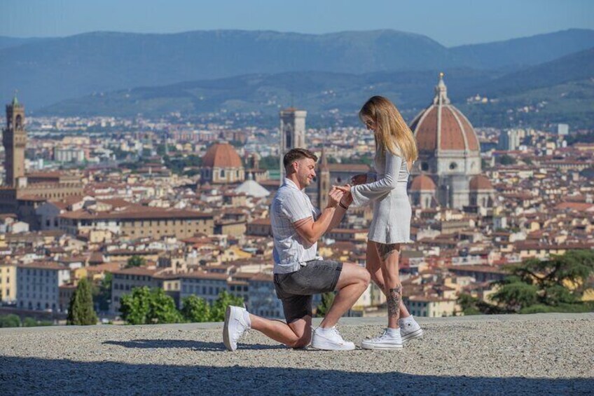Private Photo Shooting walking Tour with a local around Florence