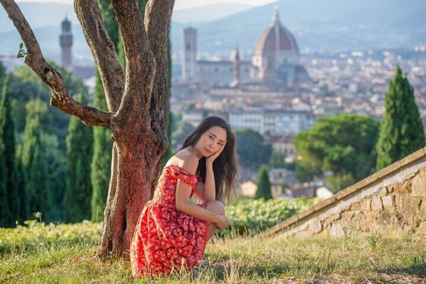 Private Photo Shooting walking Tour with a local around Florence