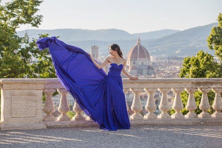 Private Photo Shooting walking Tour with a local around Florence