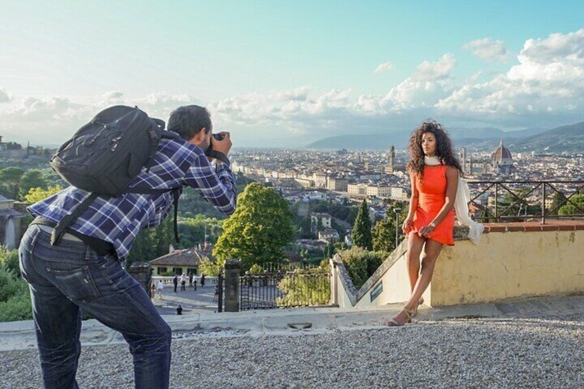 Private Photo Shooting walking Tour with a local around Florence