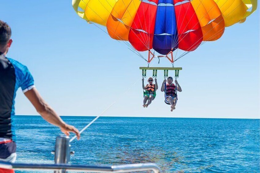 Hurghada: Glass Boat and Parasailing Trip with Snorkeling