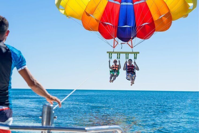Hurghada: Glass Boat and Parasailing Trip with Snorkeling