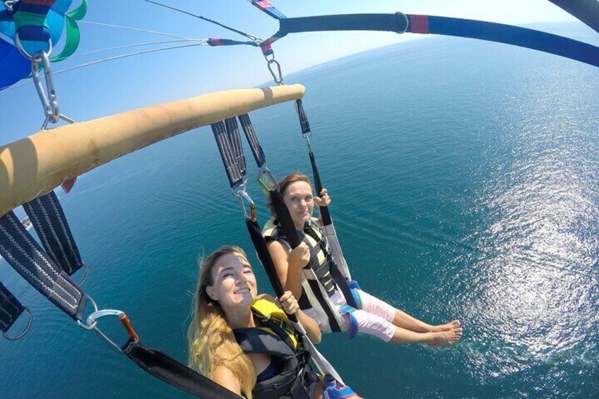 Hurghada: Glass Boat and Parasailing Trip with Snorkeling