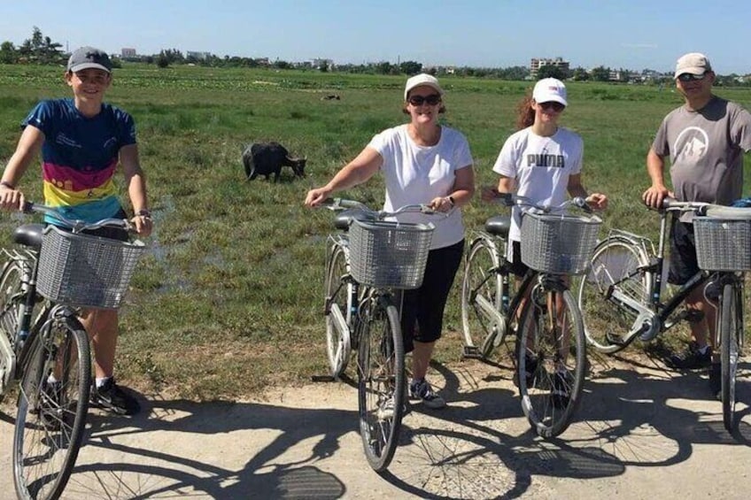 Explore Tra Que Vegetable Farm in Bicycle Tour