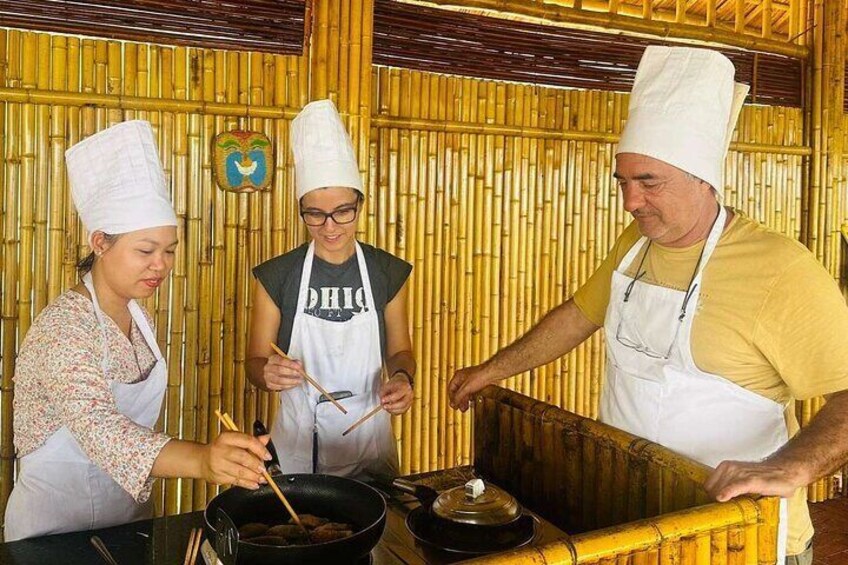 Explore Tra Que Vegetable Farm in Bicycle Tour