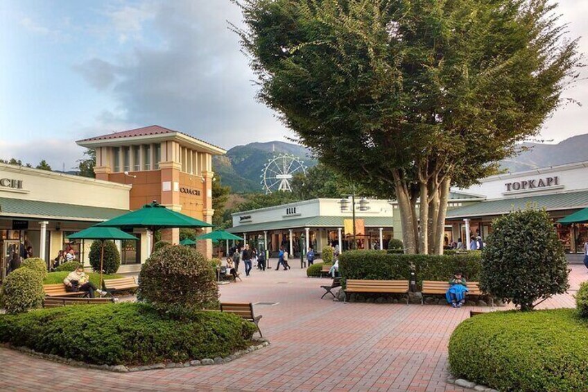  Enjoy shopping and viewing Mt.Fuji 