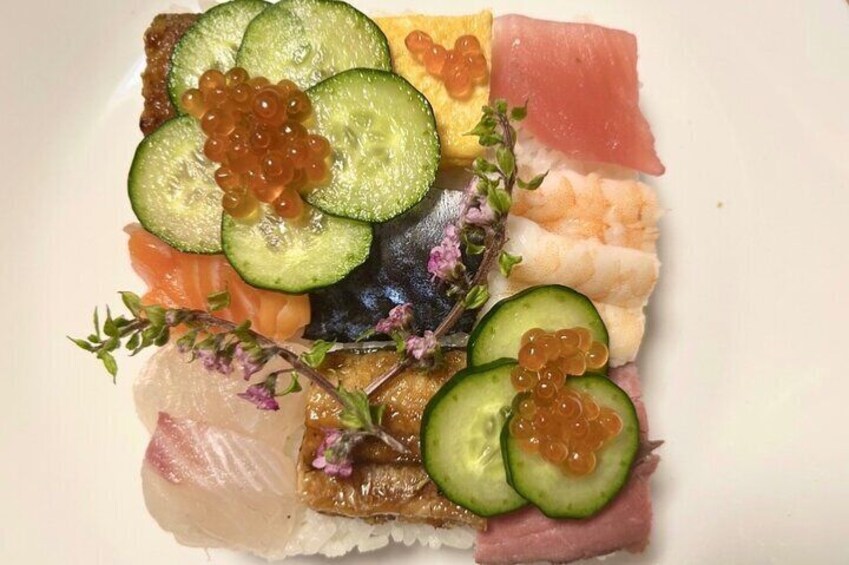 Hakozushi is a traditional Osaka dish. We make it gorgeous and offer a variety of flavors.