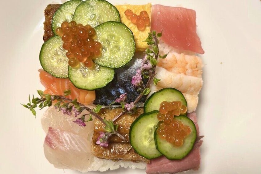 Hakozushi is a traditional Osaka dish. We make it gorgeous and offer a variety of flavors.