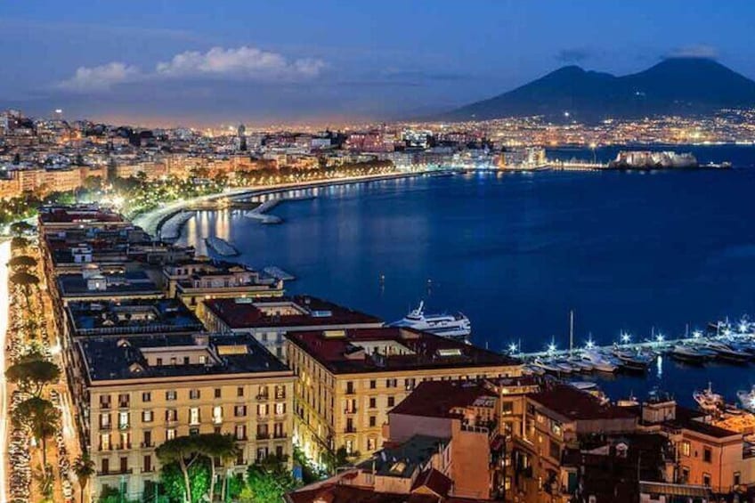 Naples in Tuk Tuk between Panoramas and History and Street Food