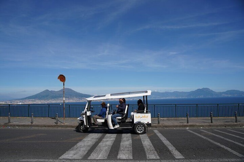 Naples in Tuk Tuk between Panoramas and History and Street Food