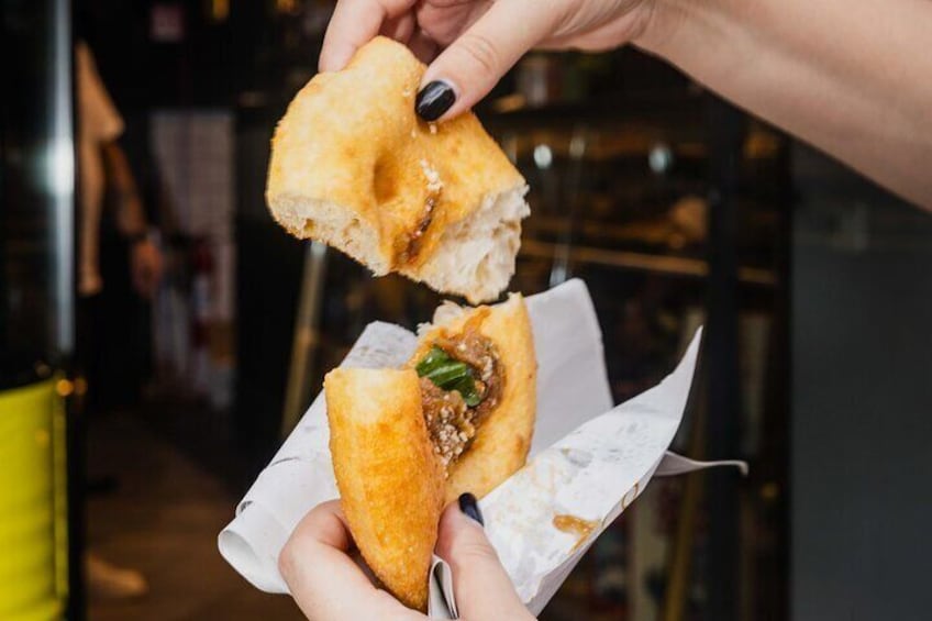 Naples in Tuk Tuk between Panoramas and History and Street Food