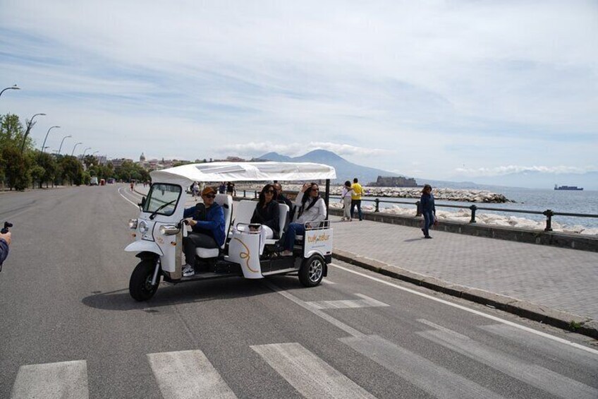Naples in Tuk Tuk between Panoramas and History and Street Food
