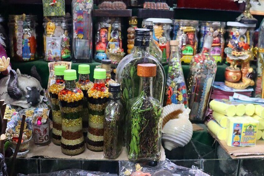 Bizarre tour in Gamarra Witches Market