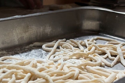 Cooking class with fresh pasta, meat and tastings of 4 wines