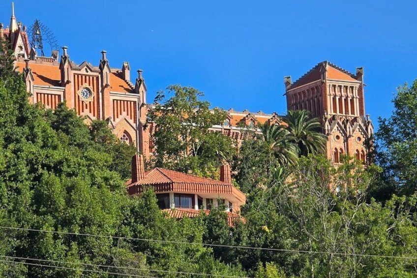 Visit to the mansion of the Duke of Almodóvar del Río in Comillas