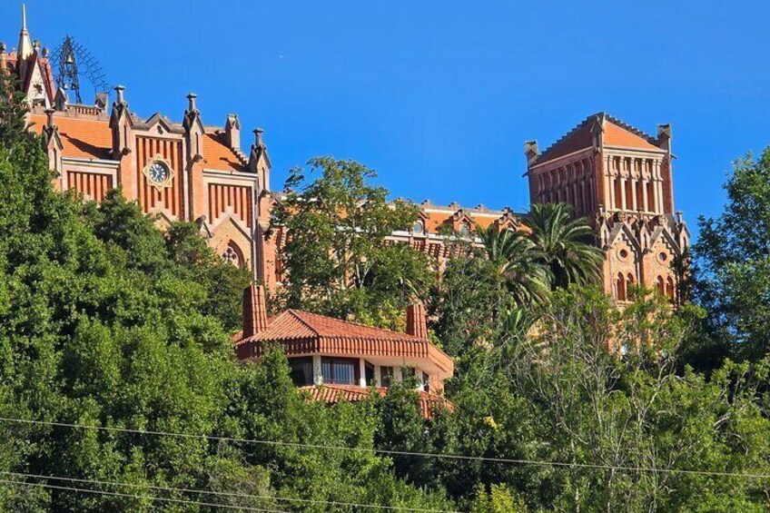 Visit to the mansion of the Duke of Almodóvar del Río in Comillas