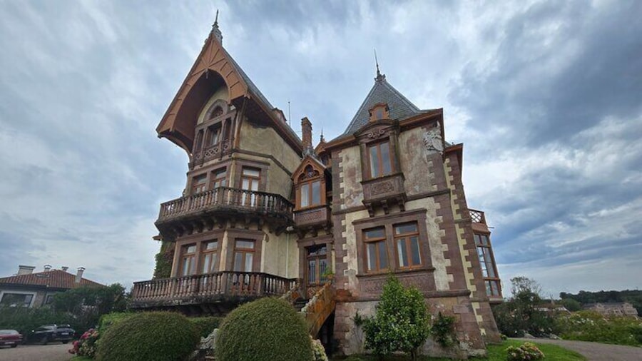 Visit to the mansion of the Duke of Almodóvar del Río in Comillas