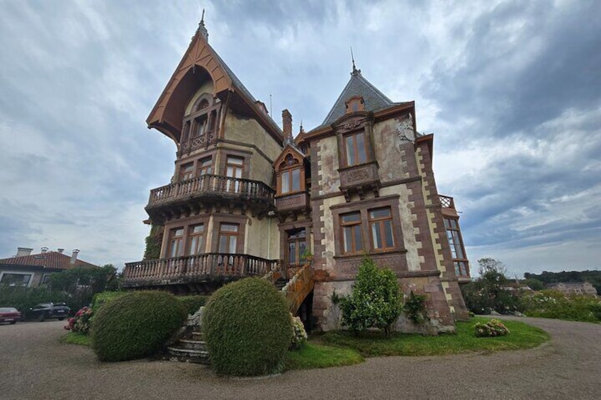 Visit to the mansion of the Duke of Almodóvar del Río in Comillas