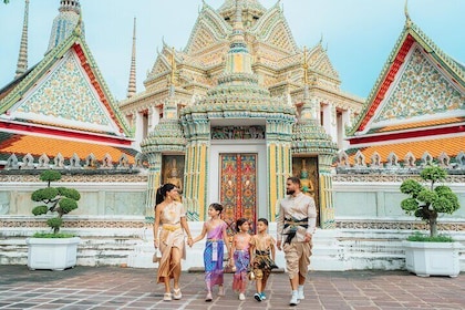 Free Thai Costumes in Bangkok by Siam Crown
