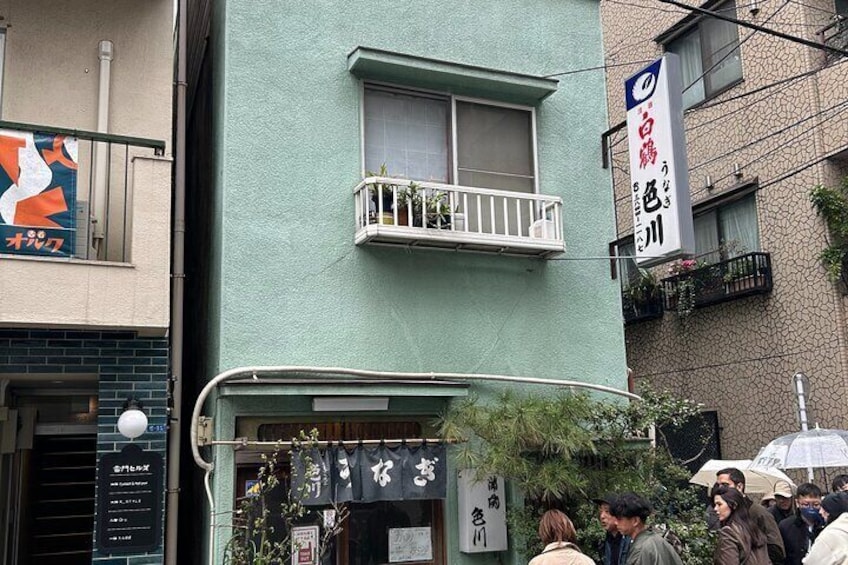 Irokawa is a long-established eel restaurant in Asakusa that was founded in 1861. Located near Kaminarimon Gate, it is a lively restaurant run by the proprietress and her grand proprietress.