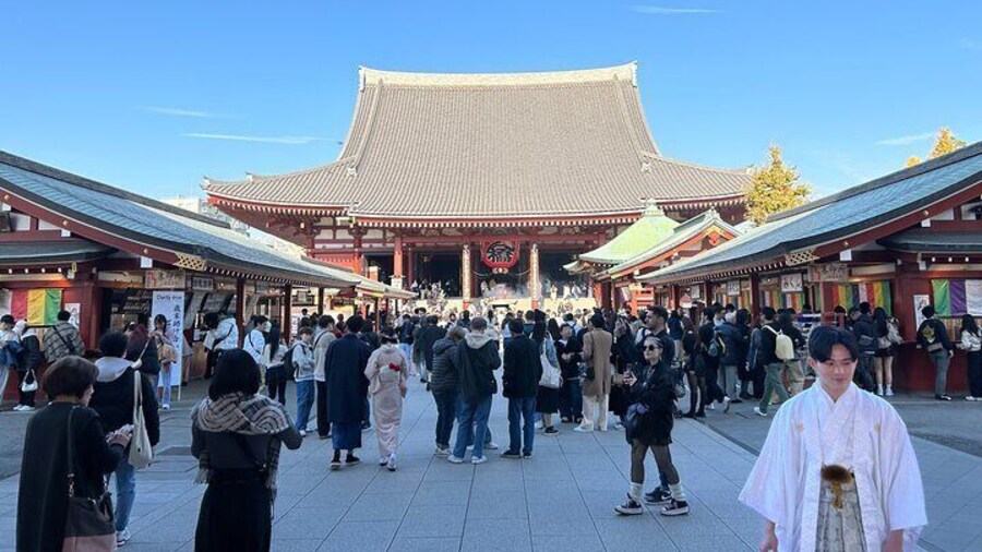 Sensoji Temple
Sensoji Temple is the head temple of the Shokannon sect in Asakusa, Taito Ward, Tokyo, and is the oldest Buddhist temple in Tokyo.