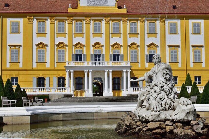 Private Vienna Tour Schloss Hof Skip-the-line and Transport