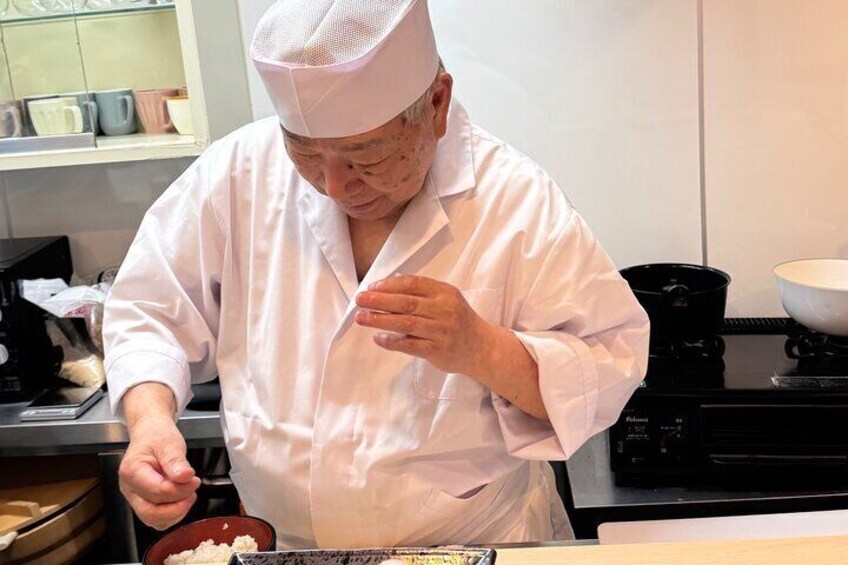 Making Nigiri Sushi
(Practice the basic hand-rolling technique)