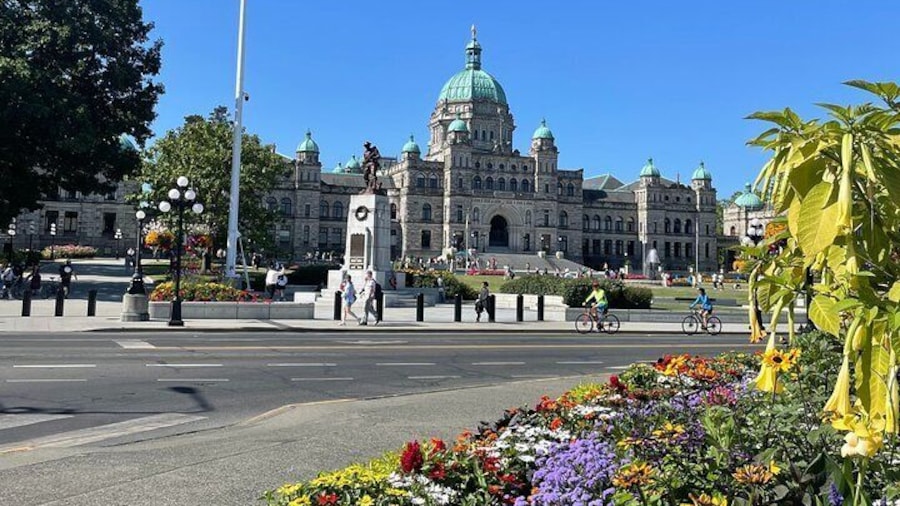 Victoria City and Butchart Gardens Private Tour