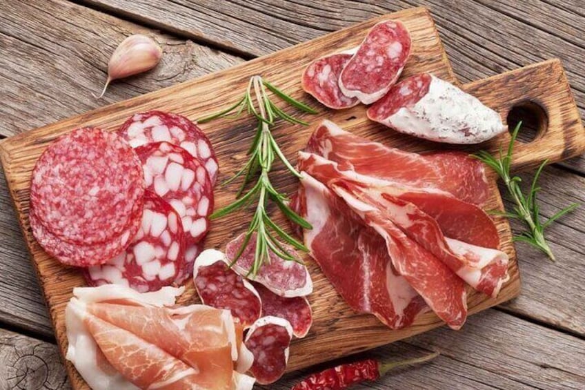 Chopping board of local cold cuts