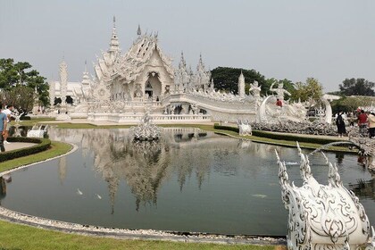 Excursión de un día a los templos negros azules blancos de Chiang Rai