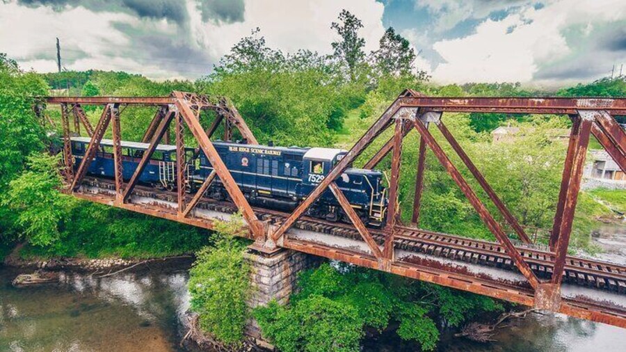 Train going over Toccoa River