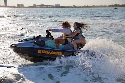 Zelfrijdende jetski in Miami met Bluetooth-luidsprekers
