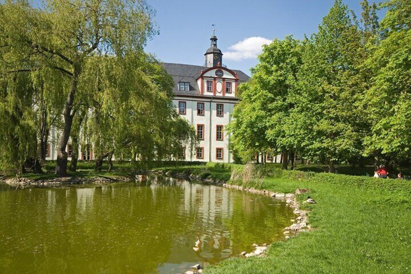 The castle park in Saalfeld with the castle (Landratsamt) in the background.