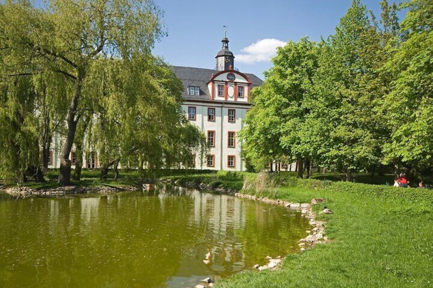 The castle park in Saalfeld with the castle (Landratsamt) in the background.