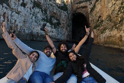 Escapada en lancha rápida en la isla de Sazan y la cueva de Haxhi Ali
