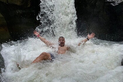 El Yunque-regenwoudtour met waterglijbaan, waterval, winkelen en strandtijd