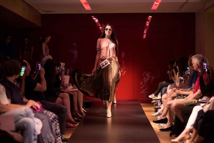 Paris : Défilé de mode aux Galeries Lafayette Haussmann