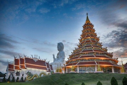 Excursión de un día a los templos rojos azules blancos de Chiang Rai