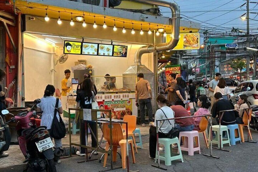 Banthat Thong Road Evening Foodie and Walking Tour