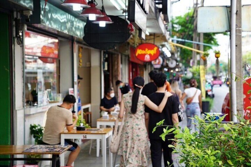 Banthat Thong Road Evening Foodie and Walking Tour