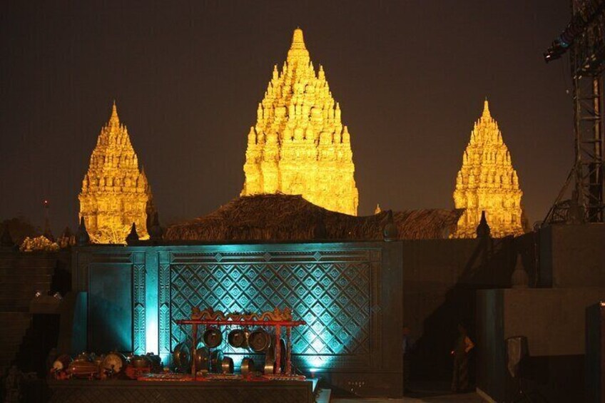 Prambanan Sunset and Ramayana Ballet with Dinner