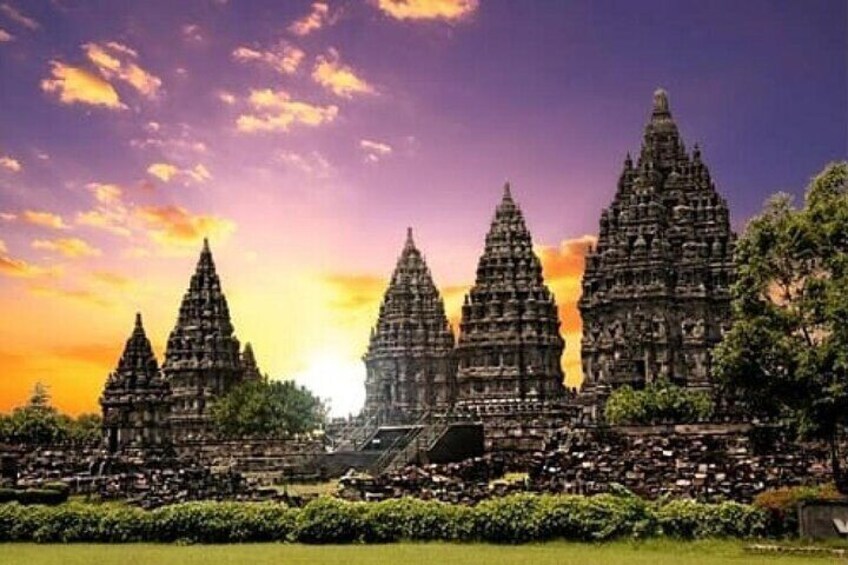 Prambanan Sunset and Ramayana Ballet with Dinner
