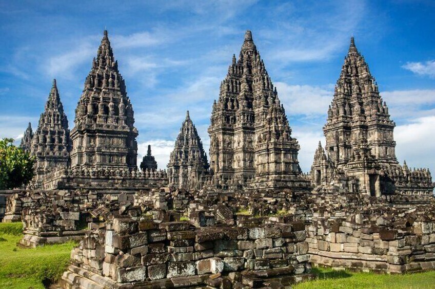 Prambanan Sunset and Ramayana Ballet with Dinner