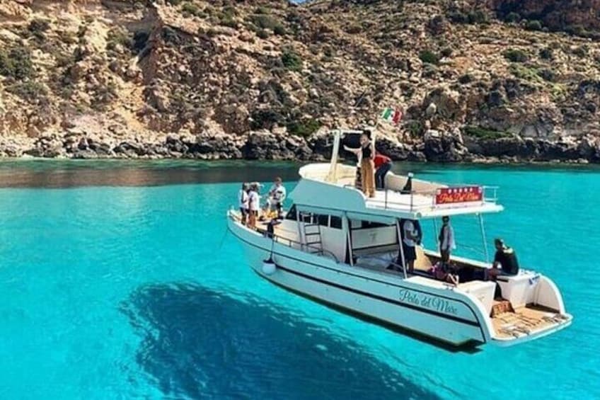 Taormina Boat Tour with Aperitif on Isola Bella