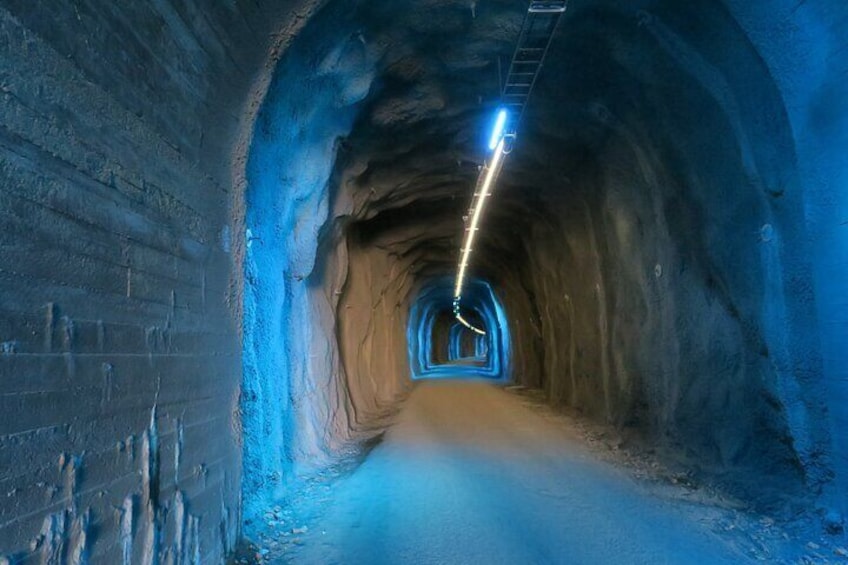 Lit tunnel