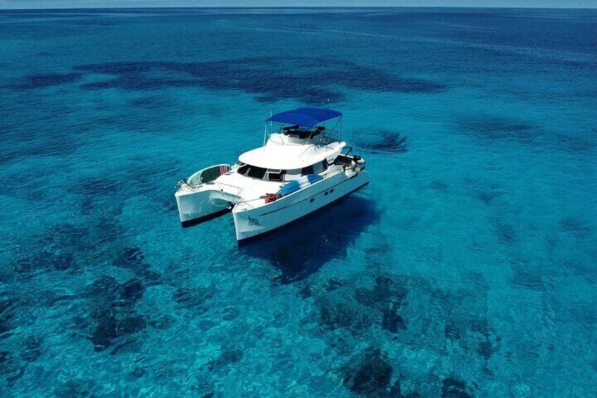 Sunset catamaran tour in Palermo: aperitif and relax on boat