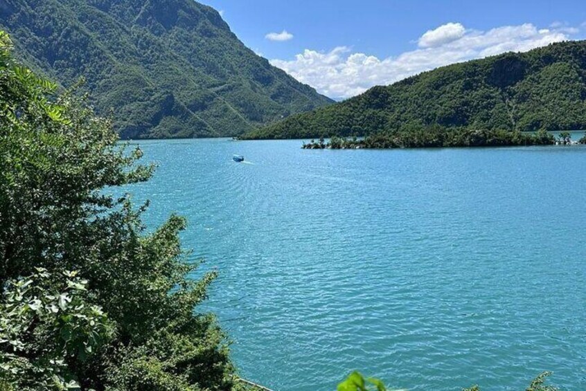 Komani Lake and River of Shala Boat Tour from Koman