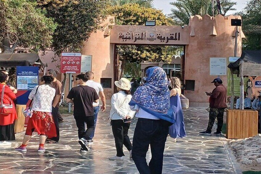 Emirates Heritage Village in Abu Dhabi offers tourists a glimpse into the UAE’s rich cultural past, showcasing traditional crafts, Bedouin life, and historic architecture.