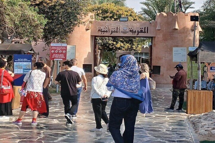 Emirates Heritage Village in Abu Dhabi offers tourists a glimpse into the UAE’s rich cultural past, showcasing traditional crafts, Bedouin life, and historic architecture.